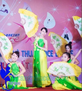 Váy múa đương đại biểu diễn